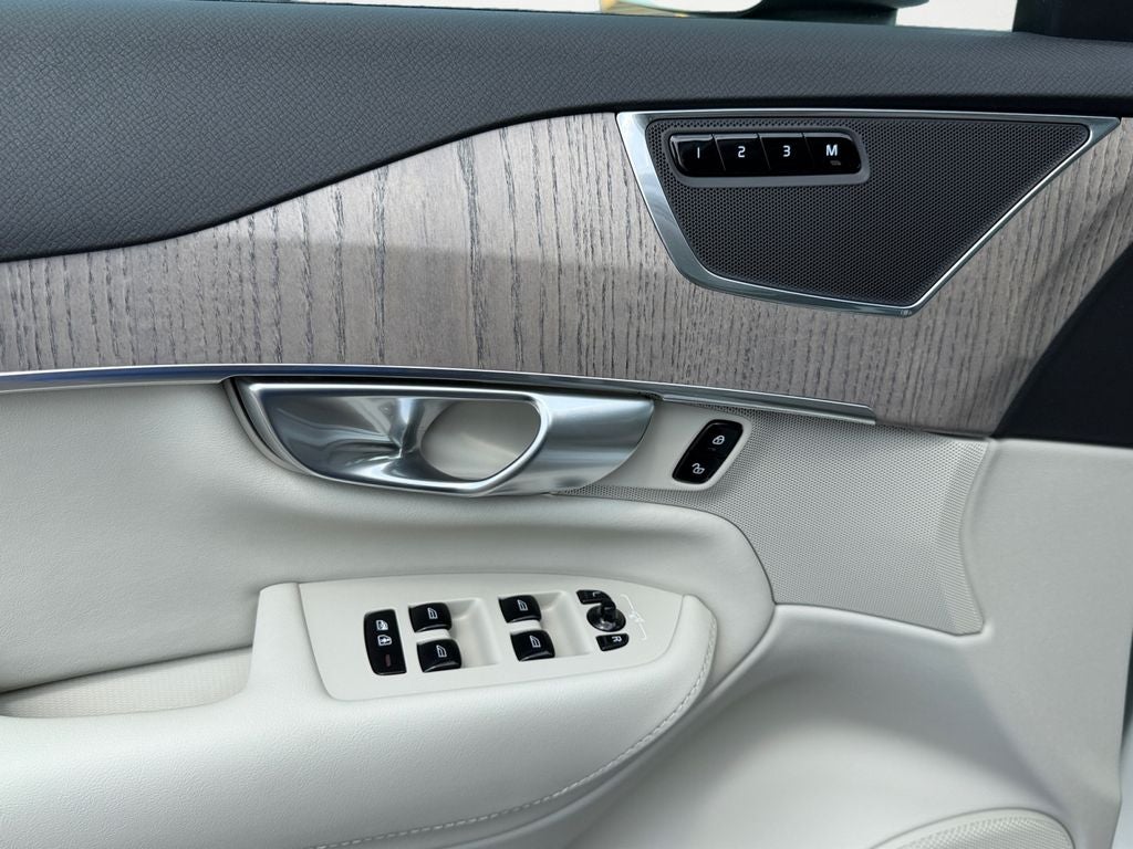 2024 Volvo XC90 B6 Plus Bright Theme