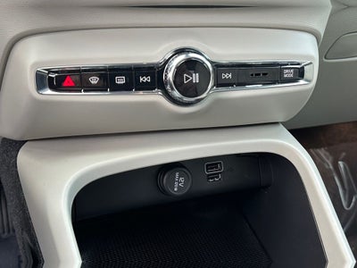 2021 Volvo XC40 Momentum