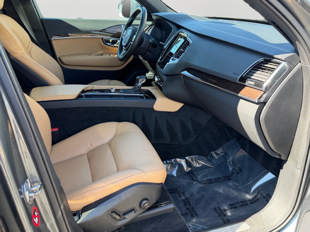 2017 Volvo XC90 T6 Momentum