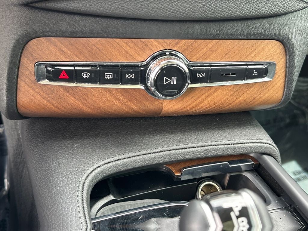 2021 Volvo XC90 T6 Momentum
