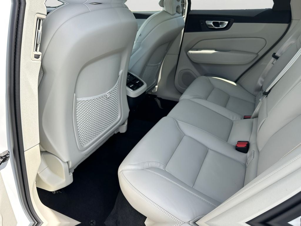 2024 Volvo XC60 B5 Ultimate Dark Theme