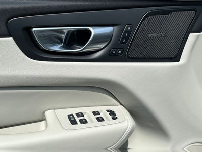 2024 Volvo XC60 B5 Ultimate Dark Theme