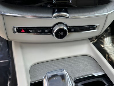 2024 Volvo XC60 B5 Ultimate Dark Theme