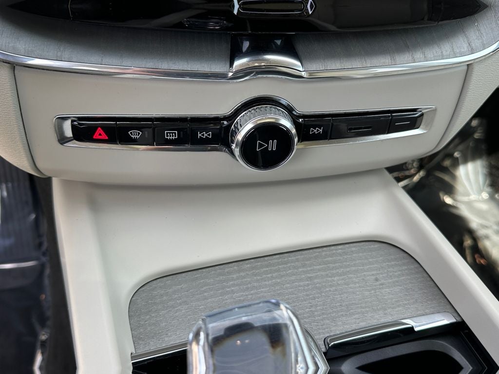 2024 Volvo XC60 B5 Ultimate Dark Theme