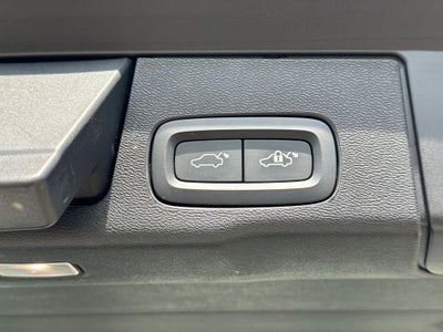 2024 Volvo XC60 B5 Ultimate Dark Theme