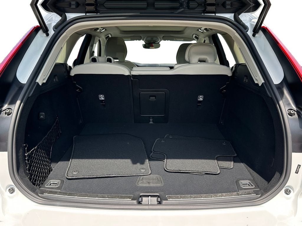 2024 Volvo XC60 B5 Ultimate Dark Theme