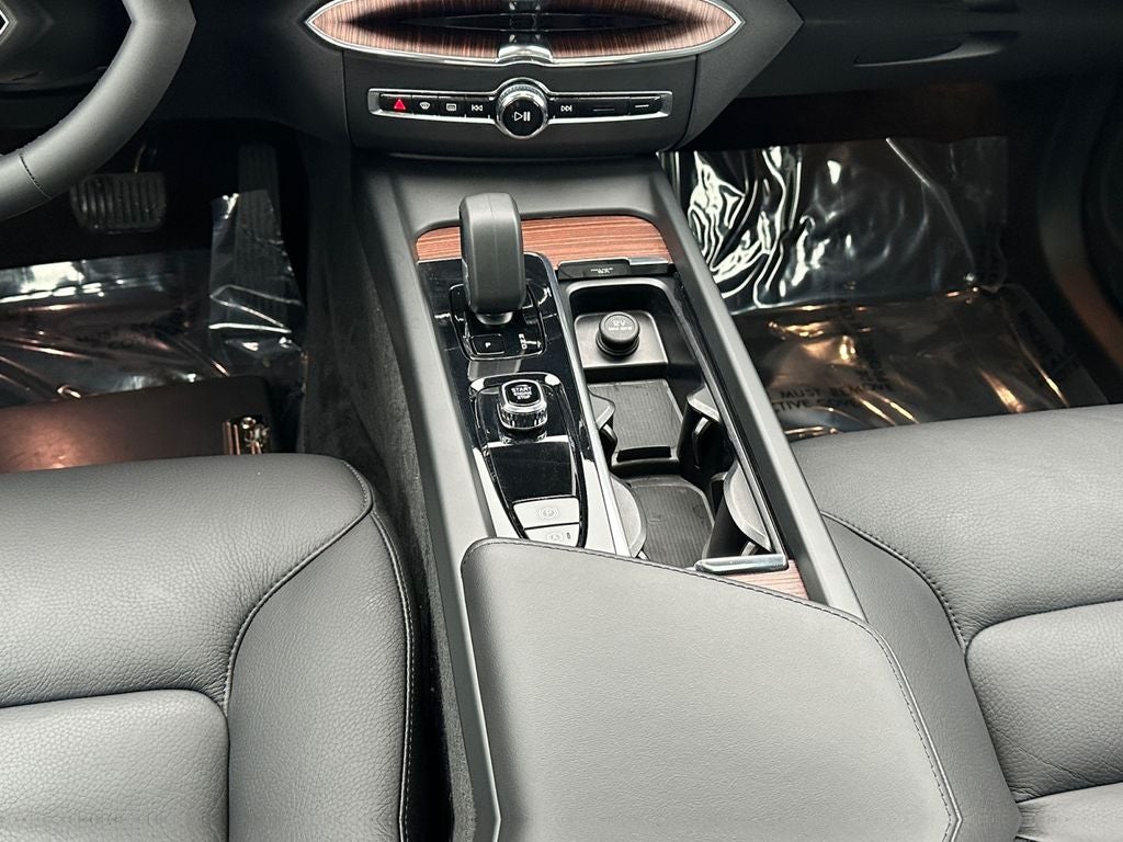 2023 Volvo XC60 B5 Plus Dark Theme