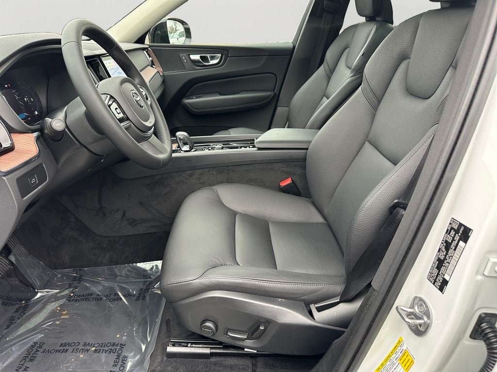 2023 Volvo XC60 B5 Plus Dark Theme