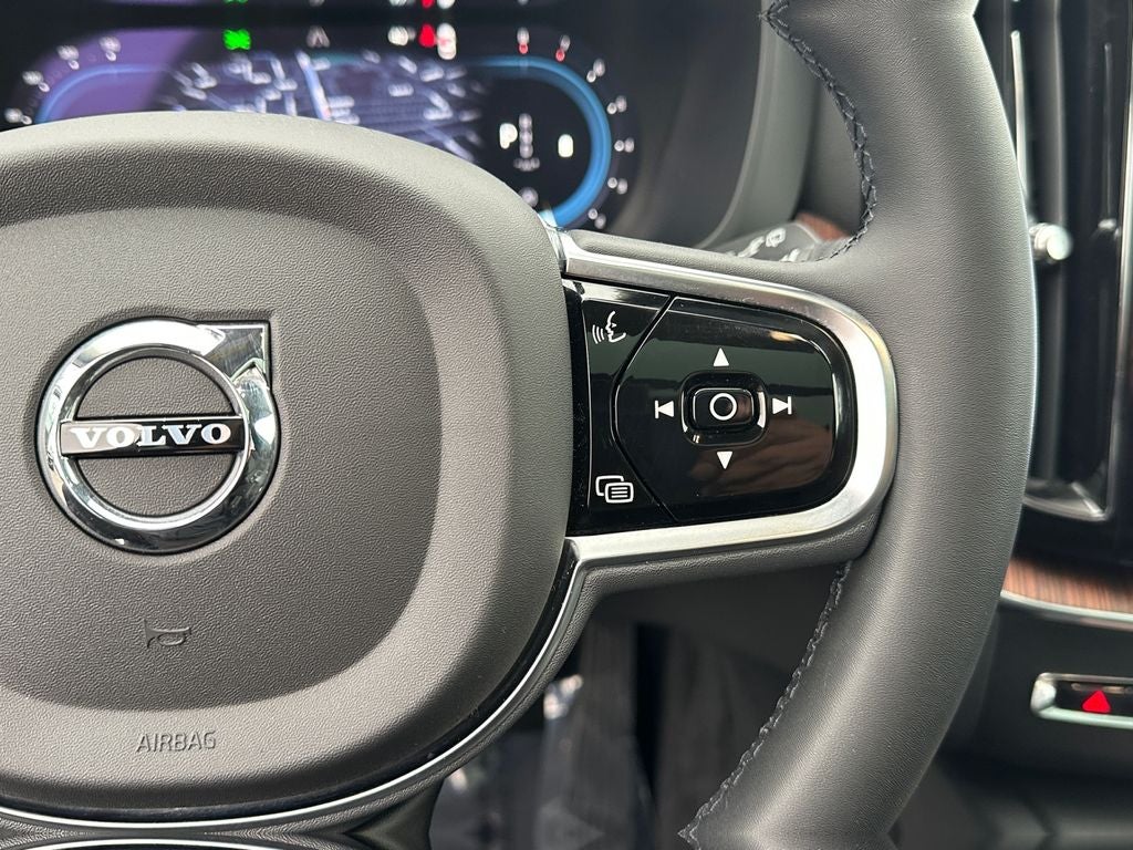 2023 Volvo XC60 B5 Plus Dark Theme