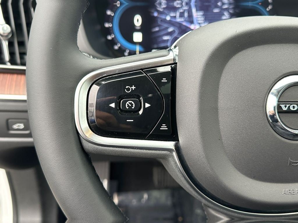 2023 Volvo XC60 B5 Plus Dark Theme