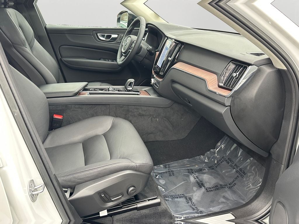 2023 Volvo XC60 B5 Plus Dark Theme