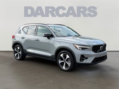 2025 Volvo XC40 B5 Plus Dark Theme