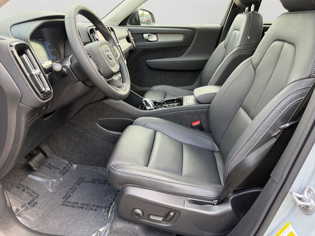 2025 Volvo XC40 B5 Plus Dark Theme