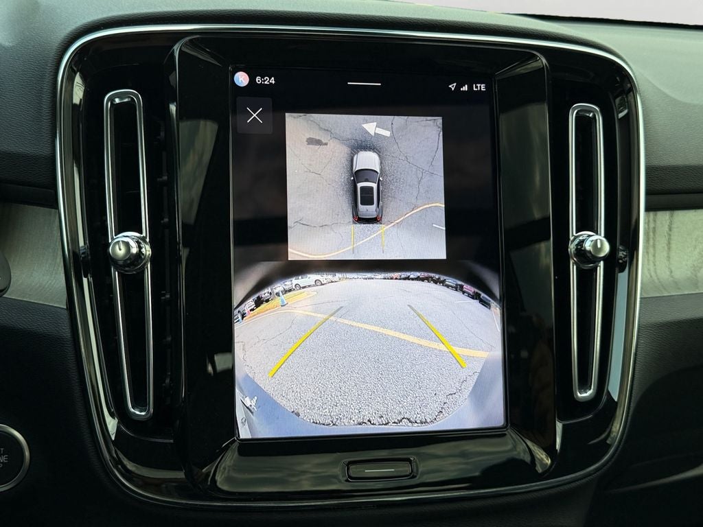 2025 Volvo XC40 B5 Plus Dark Theme