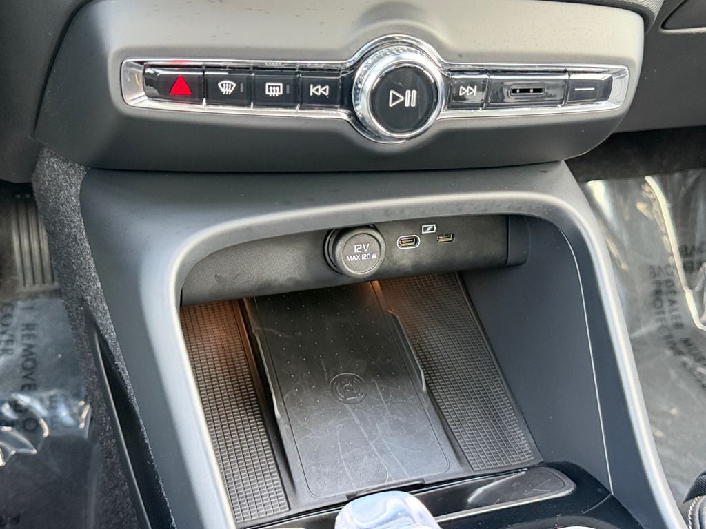 2025 Volvo XC40 B5 Plus Dark Theme