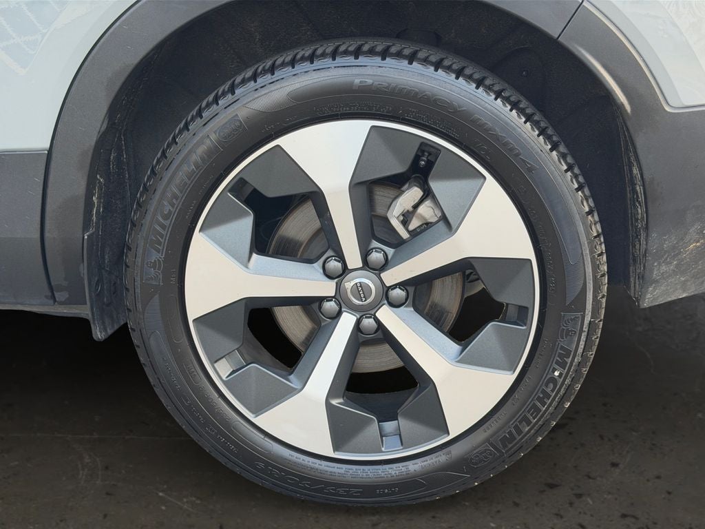 2025 Volvo XC40 B5 Plus Dark Theme