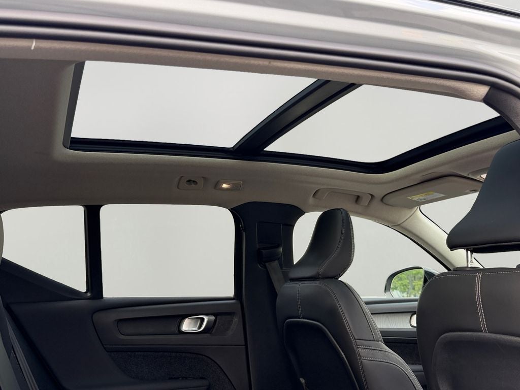 2025 Volvo XC40 B5 Plus Dark Theme