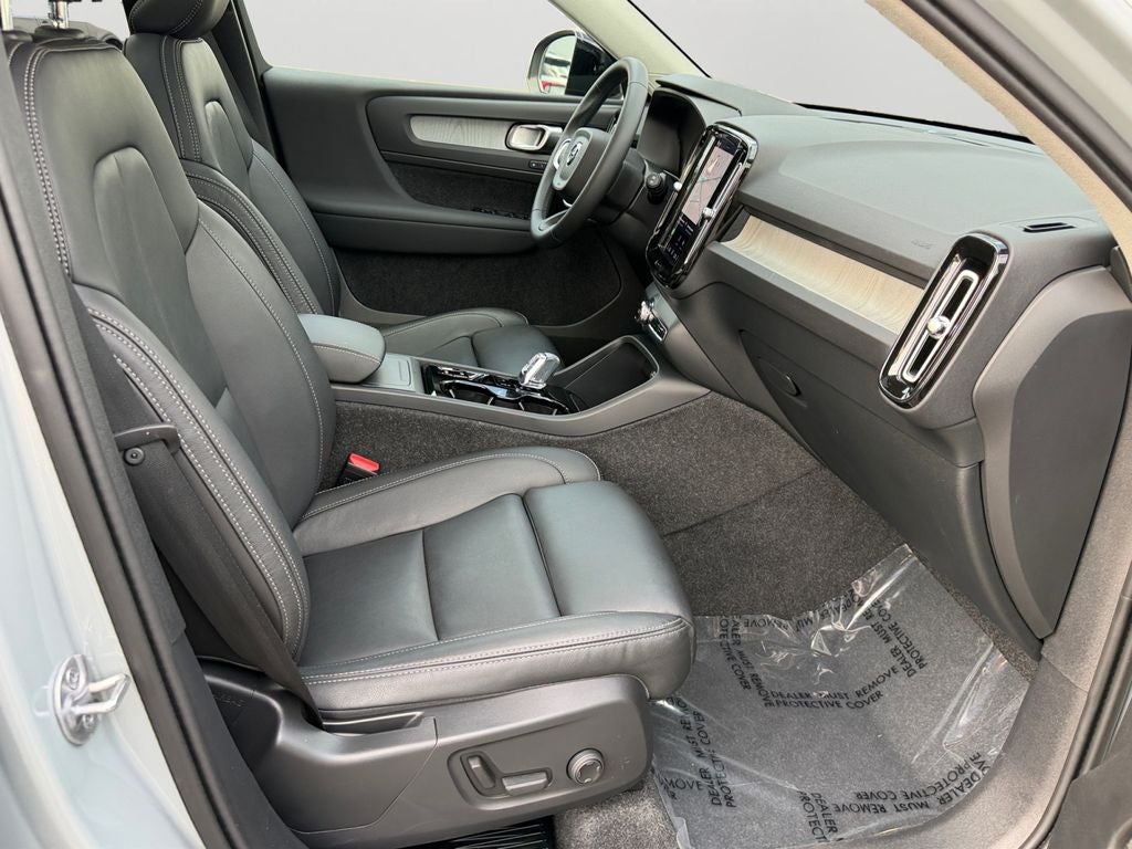 2025 Volvo XC40 B5 Plus Dark Theme