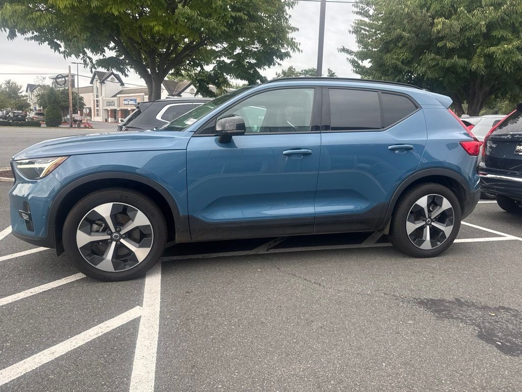 2025 Volvo XC40 B5 Plus Dark Theme