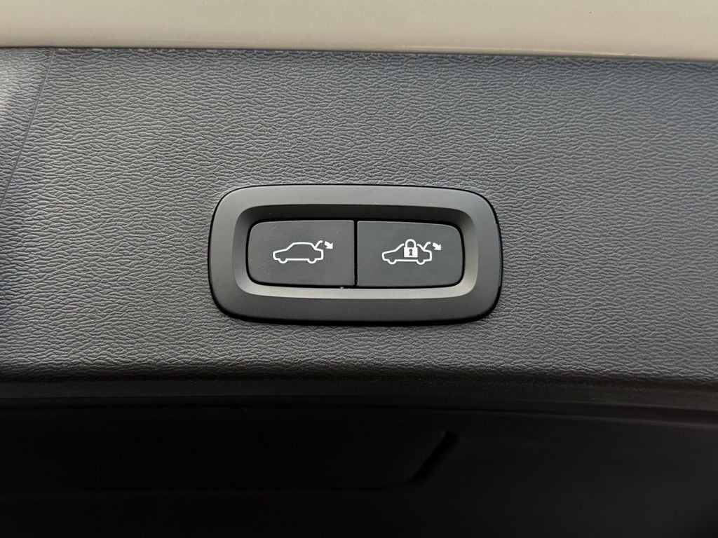 2024 Volvo XC40 B5 Plus Bright Theme