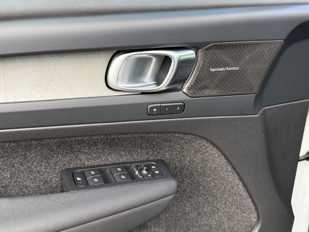 2024 Volvo XC40 B5 Plus Bright Theme