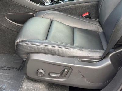 2024 Volvo XC40 B5 Plus Bright Theme