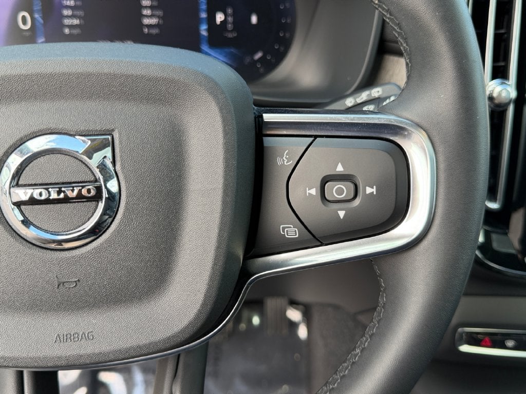 2024 Volvo XC40 B5 Plus Bright Theme