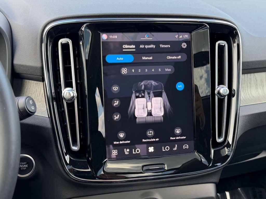 2024 Volvo XC40 B5 Plus Bright Theme
