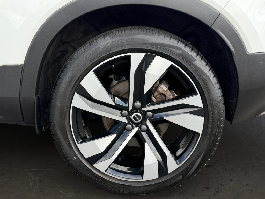 2024 Volvo XC40 B5 Plus Bright Theme