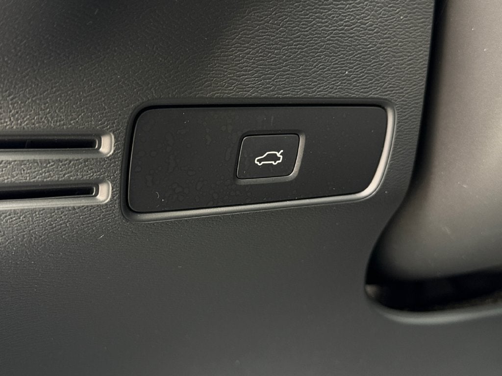 2024 Volvo XC40 B5 Plus Bright Theme