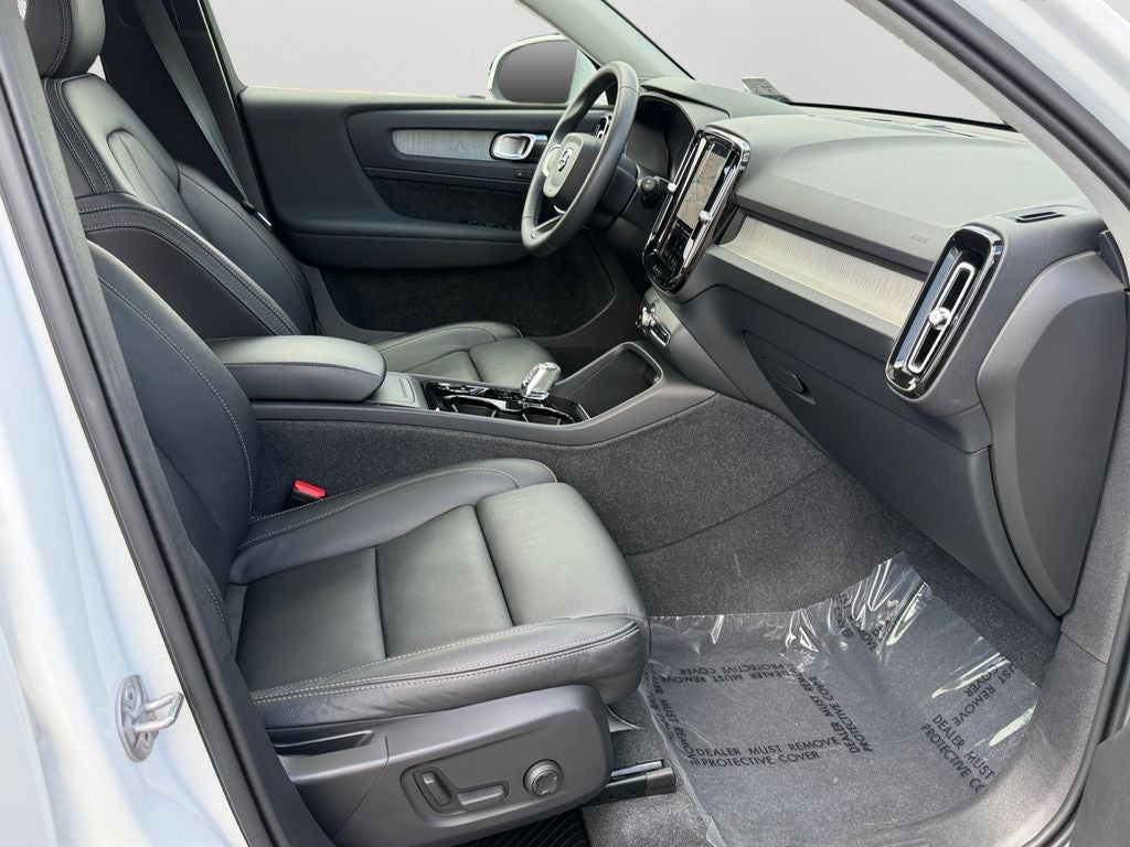 2024 Volvo XC40 B5 Plus Bright Theme