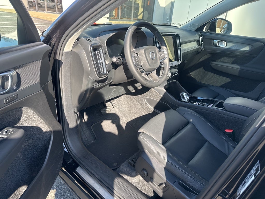 2025 Volvo XC40 B5 Plus Bright Theme