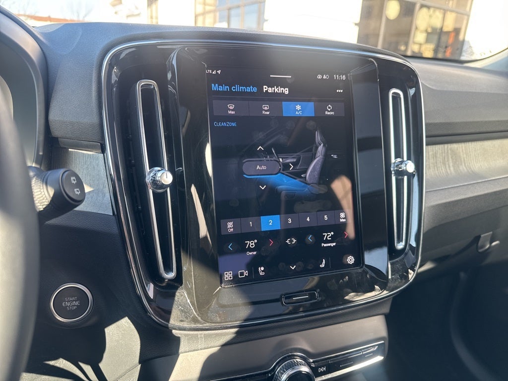 2025 Volvo XC40 B5 Plus Bright Theme