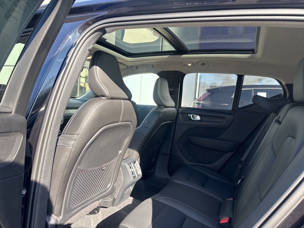 2025 Volvo XC40 B5 Plus Bright Theme