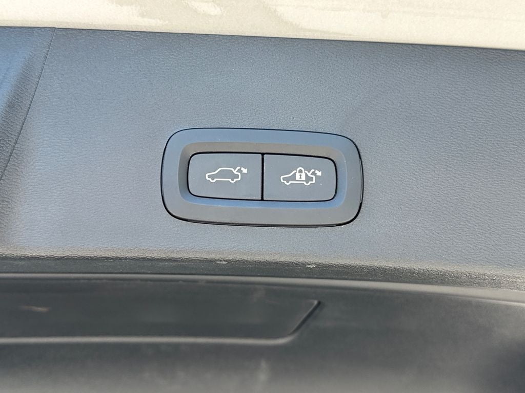 2025 Volvo XC40 B5 Core Volvo Certified