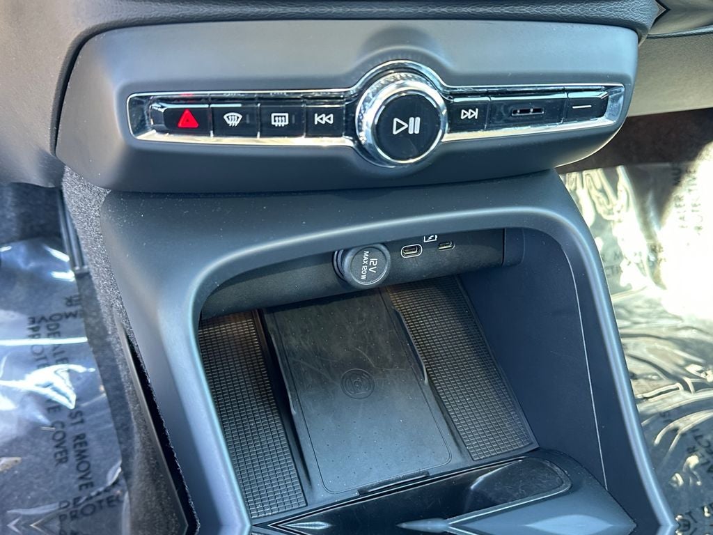 2025 Volvo XC40 B5 Core