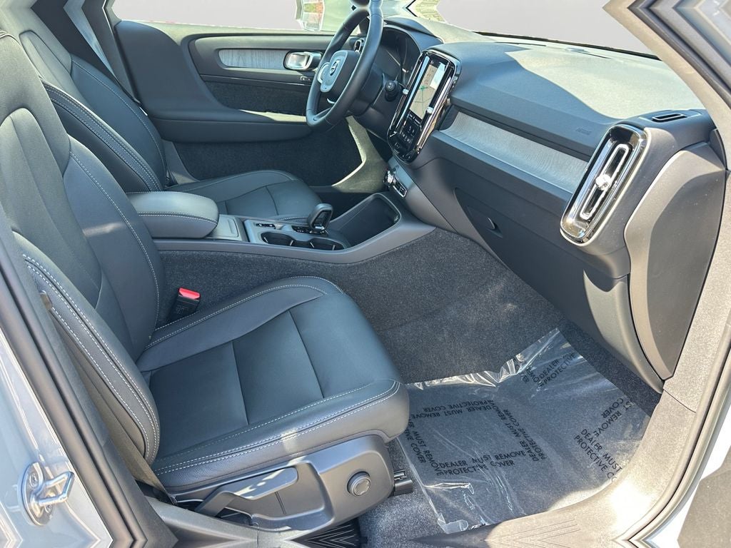 2025 Volvo XC40 B5 Core