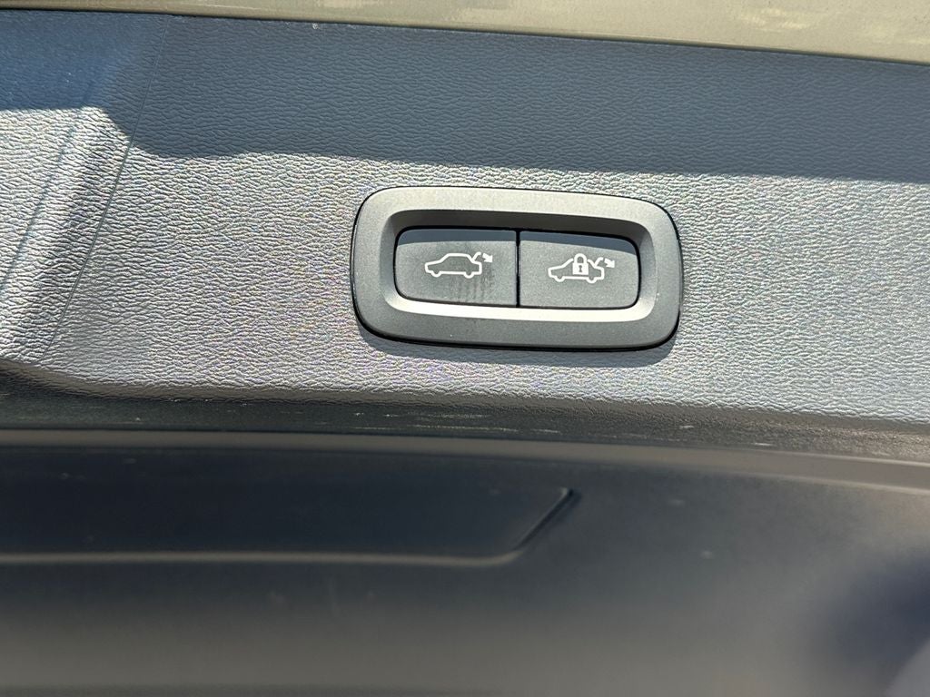 2025 Volvo XC40 B5 Core