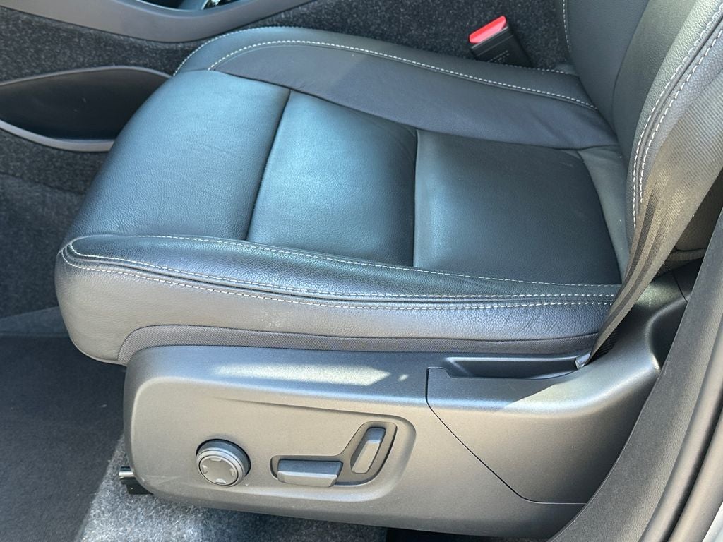 2025 Volvo XC40 B5 Core Volvo Certified