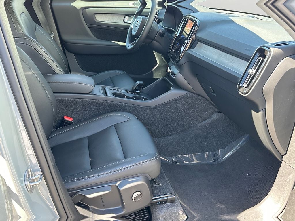 2025 Volvo XC40 B5 Core Volvo Certified