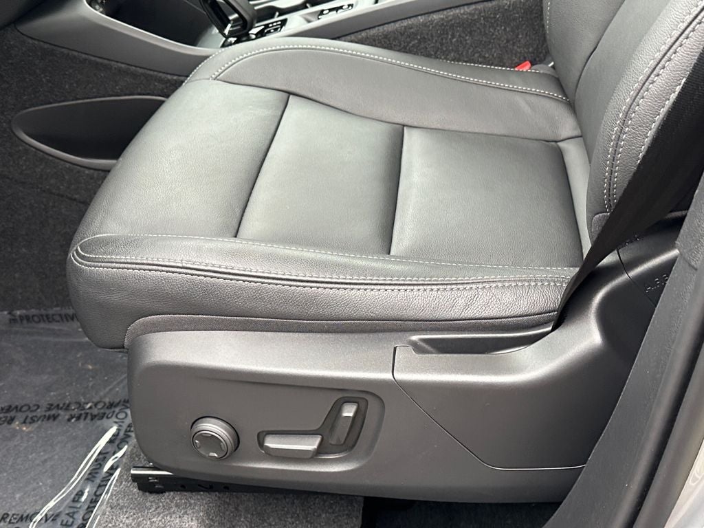 2025 Volvo XC40 B5 Core Volvo Certified