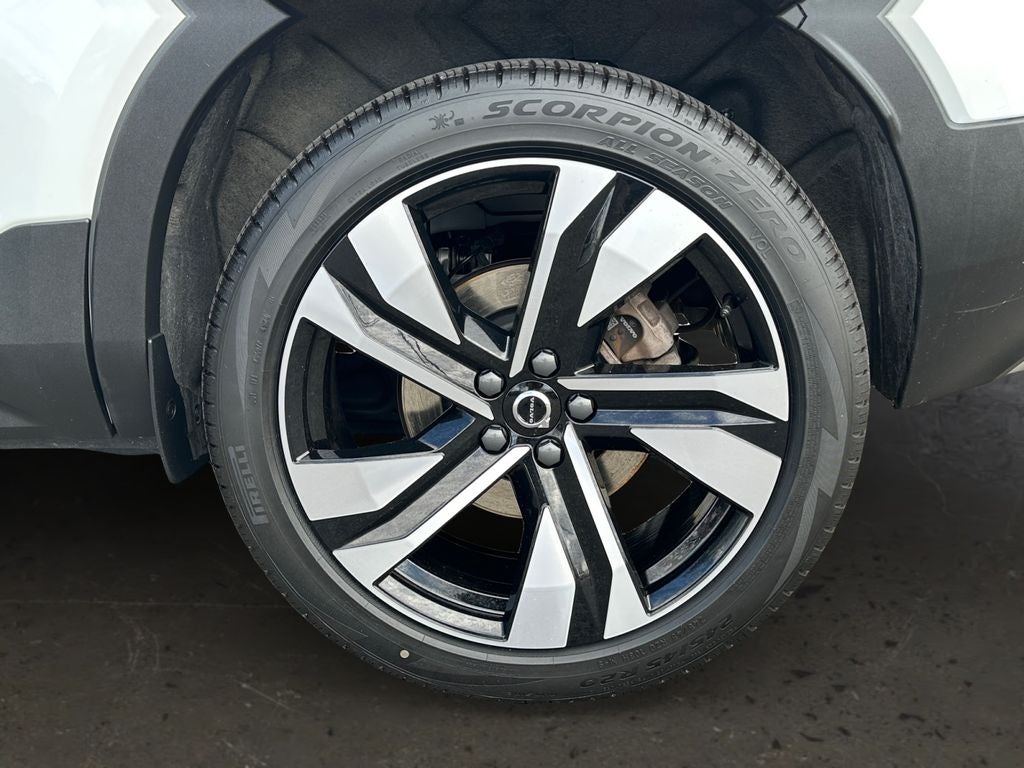 2025 Volvo XC40 B5 Core Volvo Certified