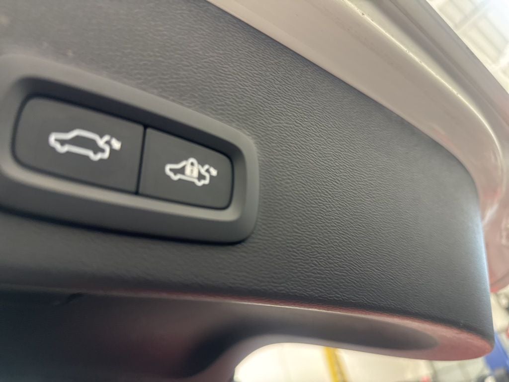 2025 Volvo XC40 B5 Core Volvo Certified