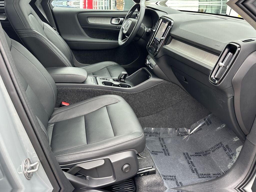 2025 Volvo XC40 B5 Core Volvo Certified