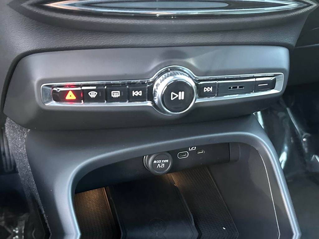 2025 Volvo XC40 B5 Core Volvo Certified