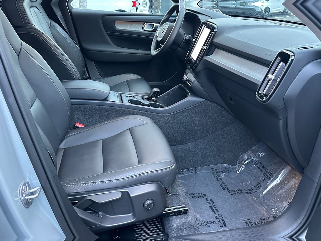2025 Volvo XC40 B5 Core Volvo Certified