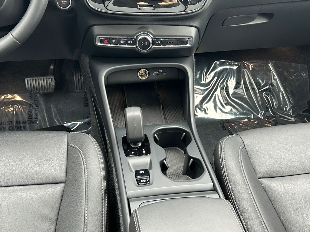 2025 Volvo XC40 B5 Core