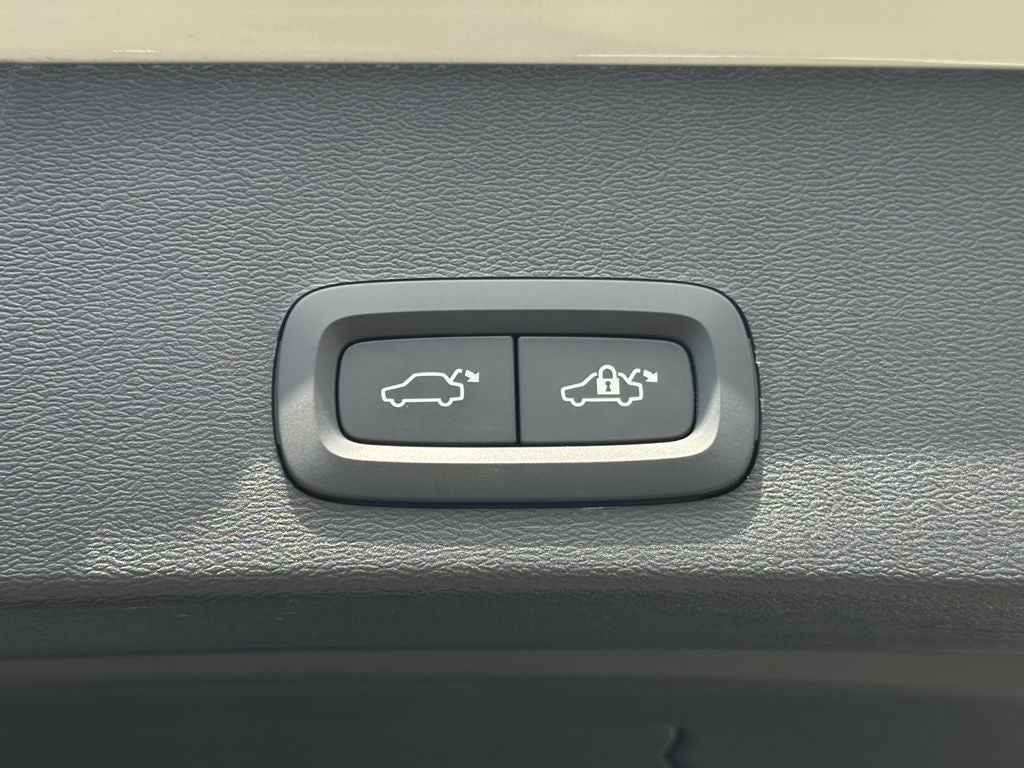 2025 Volvo XC40 B5 Core Volvo Certified