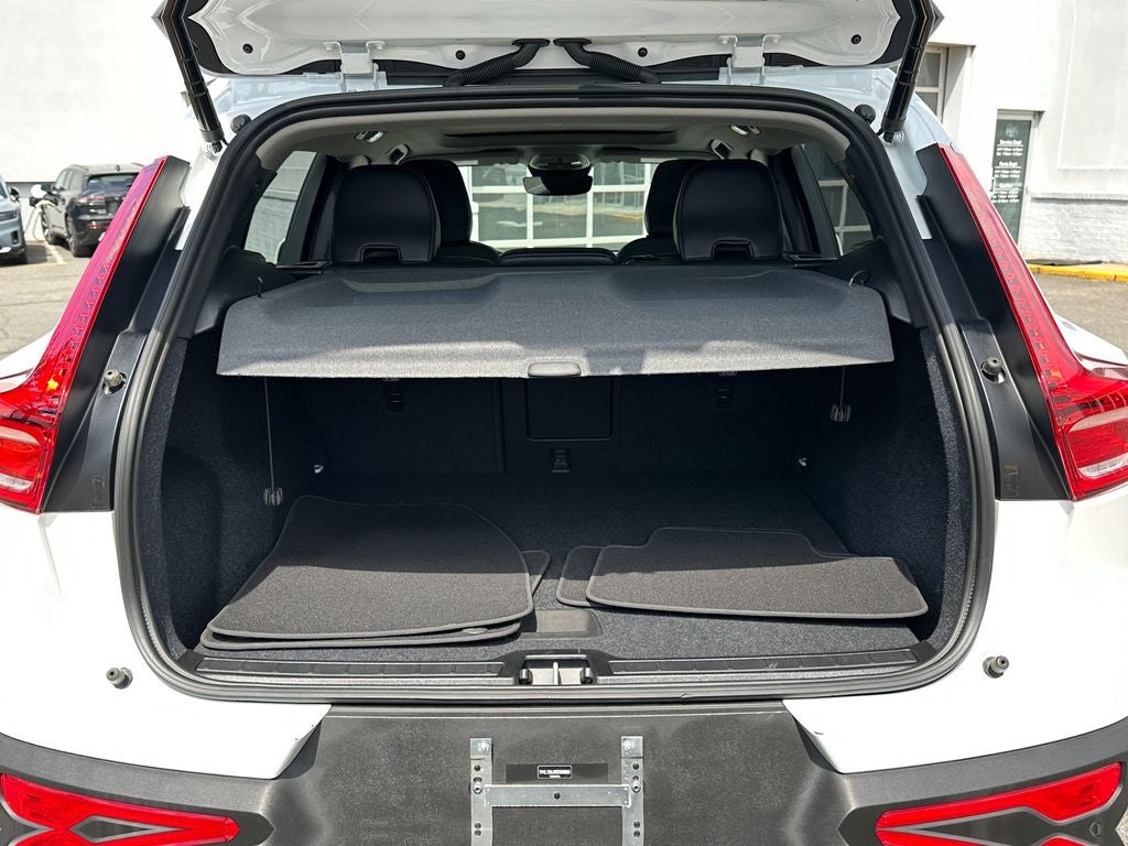 2025 Volvo XC40 B5 Core Volvo Certified