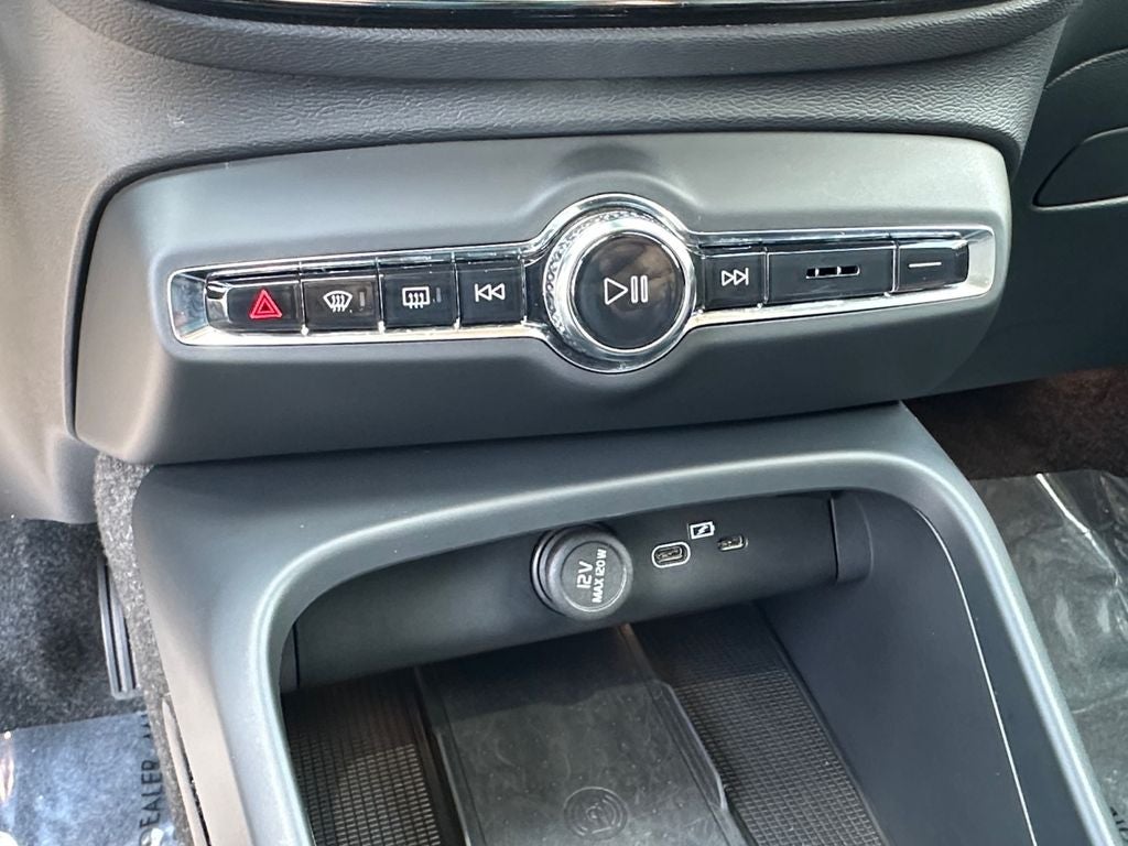 2025 Volvo XC40 B5 Core Volvo Certified